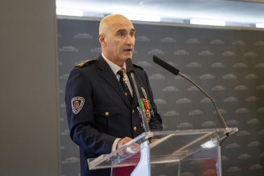 Fotos del acto de la Policía Municipal de Pamplona en honor a su patrón San Miguel. /