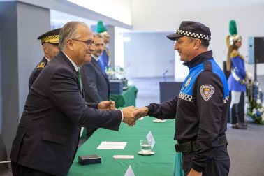 Fotos del acto de la Policía Municipal de Pamplona en honor a su patrón San Miguel. /