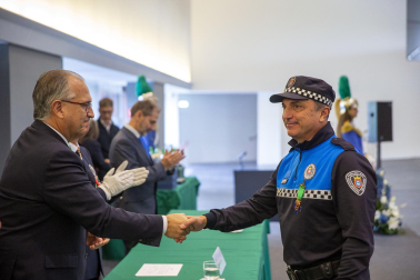 Fotos del acto de la Policía Municipal de Pamplona en honor a su patrón San Miguel. /