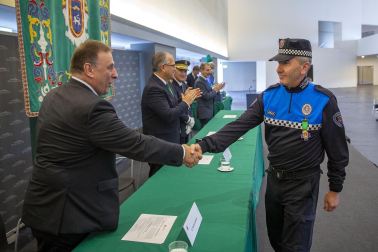 Fotos del acto de la Policía Municipal de Pamplona en honor a su patrón San Miguel. /