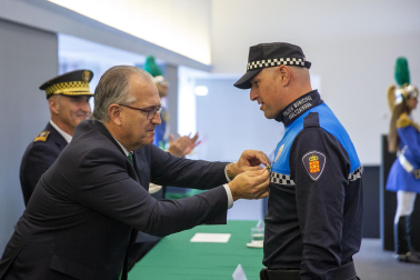 Fotos del acto de la Policía Municipal de Pamplona en honor a su patrón San Miguel. /