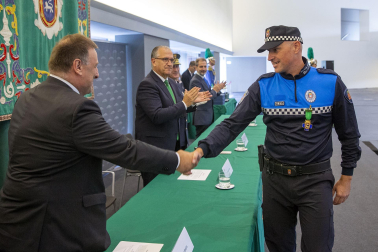 Fotos del acto de la Policía Municipal de Pamplona en honor a su patrón San Miguel. /