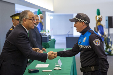 Fotos del acto de la Policía Municipal de Pamplona en honor a su patrón San Miguel. /