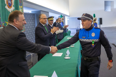 Fotos del acto de la Policía Municipal de Pamplona en honor a su patrón San Miguel. /
