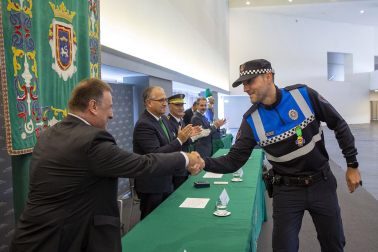Fotos del acto de la Policía Municipal de Pamplona en honor a su patrón San Miguel. /