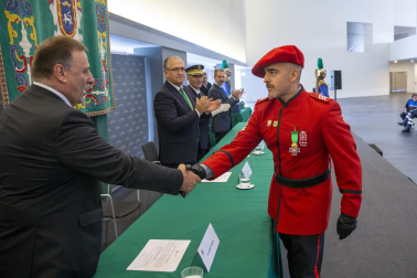 Fotos del acto de la Policía Municipal de Pamplona en honor a su patrón San Miguel. /