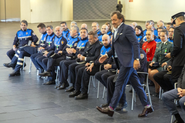 Fotos del acto de la Policía Municipal de Pamplona en honor a su patrón San Miguel. /