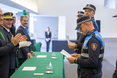 Fotos del acto de la Policía Municipal de Pamplona en honor a su patrón San Miguel. /