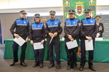 Fotos del acto de la Policía Municipal de Pamplona en honor a su patrón San Miguel. /