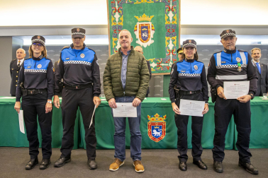 Fotos del acto de la Policía Municipal de Pamplona en honor a su patrón San Miguel. /