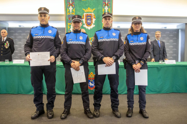 Fotos del acto de la Policía Municipal de Pamplona en honor a su patrón San Miguel. /