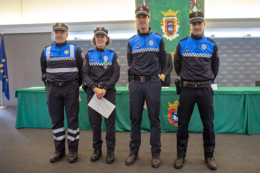 Fotos del acto de la Policía Municipal de Pamplona en honor a su patrón San Miguel. /