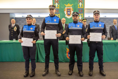 Fotos del acto de la Policía Municipal de Pamplona en honor a su patrón San Miguel. /