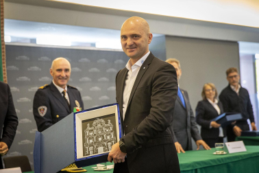 Fotos del acto de la Policía Municipal de Pamplona en honor a su patrón San Miguel. /