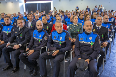 Fotos del acto de la Policía Municipal de Pamplona en honor a su patrón San Miguel. /