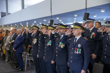 Fotos del acto de la Policía Municipal de Pamplona en honor a su patrón San Miguel. /
