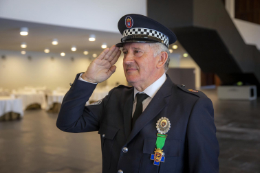 Fotos del acto de la Policía Municipal de Pamplona en honor a su patrón San Miguel. /