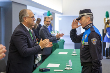 Fotos del acto de la Policía Municipal de Pamplona en honor a su patrón San Miguel. /