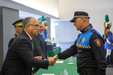 Fotos del acto de la Policía Municipal de Pamplona en honor a su patrón San Miguel. /