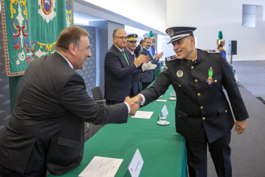 Fotos del acto de la Policía Municipal de Pamplona en honor a su patrón San Miguel. /