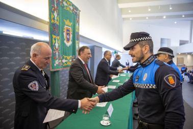 Fotos del acto de la Policía Municipal de Pamplona en honor a su patrón San Miguel. /