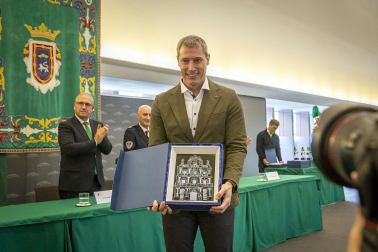 Fotos del acto de la Policía Municipal de Pamplona en honor a su patrón San Miguel. /