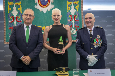 Fotos del acto de la Policía Municipal de Pamplona en honor a su patrón San Miguel. /