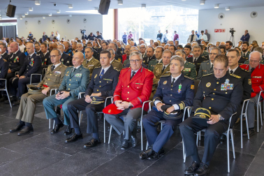 Fotos del acto de la Policía Municipal de Pamplona en honor a su patrón San Miguel. /