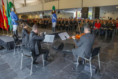 Fotos del acto de la Policía Municipal de Pamplona en honor a su patrón San Miguel. /