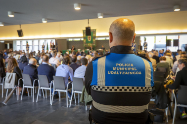 Fotos del acto de la Policía Municipal de Pamplona en honor a su patrón San Miguel. /