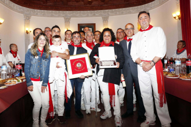 Los homenajeados en el centro, tras la ceremonia de entrega de reconocimientos.