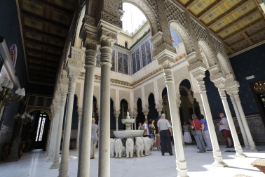La Giralda del Arboç, con una réplica del Patio de los Leones