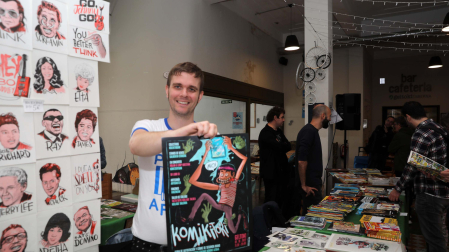 Adrià Llahí, con el cartel de Komikitoki