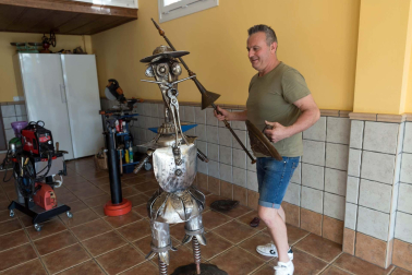 Fotos de las esculturas metálicas realizadas por el artesano de Milagro Miguel Herreras.