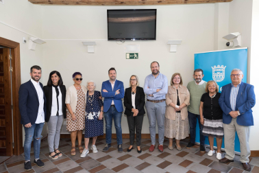 A: BLANCA ALDANONDO
F: 04/10/2022
P: DE IZDA. A DCHA.; JOAQUIM TORRENTS DELGADO, MERCHE AÑON MONTON, ESPERANZA RUBIO SALVATIERRA, PACA CRUZ DUCHA, ALEJANDRO TOQUERO GIL, ANICHU AGUERA ANGULO, ANGEL SANZ ALFARO, CRISTINA JIMENEZ BAJO (VOLUNTARIA), EMILIO RUIZ LOPEZ, SAGRARIO JIMENEZ PEREZ Y FELIPE TAJAFUERTE CORRAL
L: TUDELA
T: CELEBRACION DEL DIA INTERNACIONAL DE LAS PEERSONAS MAYORES