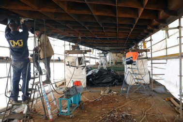 Trabajos en el interior de la pasarela del Labrit de Pamplona