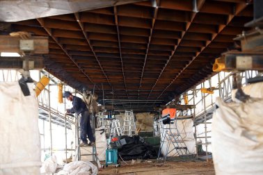 Trabajos en el interior de la pasarela del Labrit de Pamplona