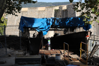 Trabajos en el interior de la pasarela del Labrit de Pamplona