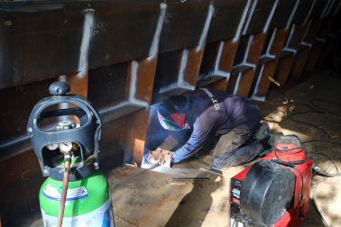 Trabajos en el interior de la pasarela del Labrit de Pamplona