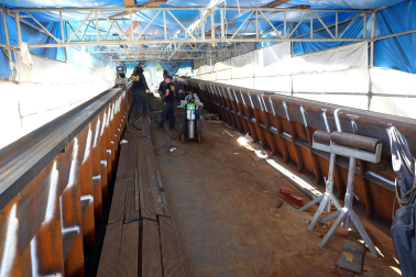 Trabajos en el interior de la pasarela del Labrit de Pamplona