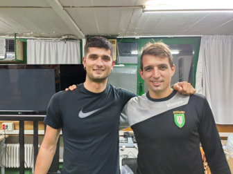 Asier Martínez, con Carlos Chocarro (capitán del Helvetia Anaitasuna)