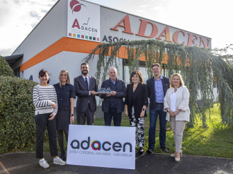 Entrega del premio BBVA Futuro Sostenible a la Asociación de Daño Cerebral de Navarra (Adacen).