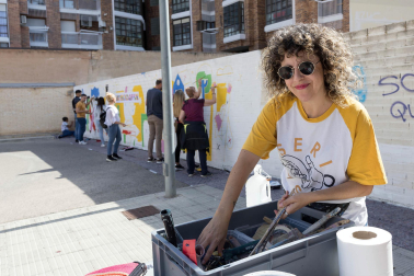 La artista zaragozana Arantxa Recio ‘Harsa’, en el pasaje del Regio