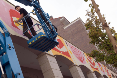 PLAZA DE LA CONSTITUCIÓN. Los porches de la céntrica plaza de la Constitución son el lienzo sobre el que el artista australiano Kyle Hugues está realizando su mural a base de distintos y coloridos motivos geométricos
