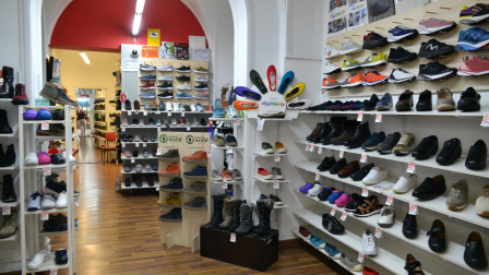Interior de la tienda Ibili, especialista en calzado saludable
