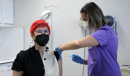 La consejera de Salud, Santos Induráin, recibe una de las dosis