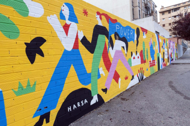 CALLE MANRESA El pavimento del suelo de la calle Manresa sirvió de lienzo al dúo portugués Los Pepestudio, formado por Meggie Prata y Francisco Leal, para plasmar esta colorida obra de arte de estilo geométrico. La imagen muestra un plano cenital de la obra, abierta ya al tránsito de peatones