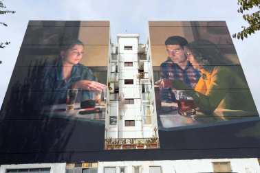 CALLE VIRGEN DE LA CABEZA Los muralistas Slim Safont, de Barcelona; y Wedo Goas, de A Coruña, realizaron este gran mural de realismo social en la fachada del bloque de pisos ubicado en el número 27 de la calle Virgen de la Cabeza