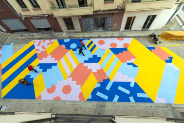 CALLE MANRESA El pavimento del suelo de la calle Manresa sirvió de lienzo al dúo portugués Los Pepestudio, formado por Meggie Prata y Francisco Leal, para plasmar esta colorida obra de arte de estilo geométrico. La imagen muestra un plano cenital de la obra, abierta ya al tránsito de peatones