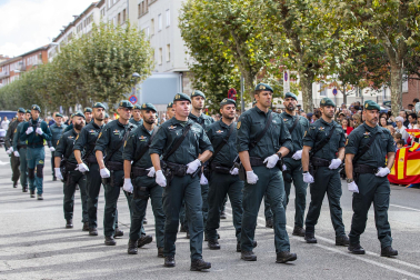 Fotos del desfile de la Guardia Civil en el día de su patrona en Pamplona.
